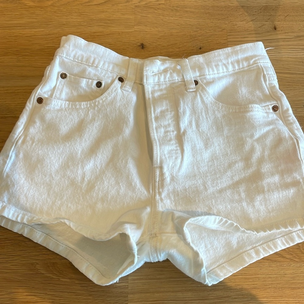 White Levi’s shorts